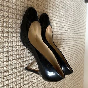 Ann Taylor black patent leather pumps